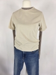 Markowa stylizacja damska z jeansami Lee, beżowym t-shirtem Simple oraz wzorzystą bluzką Soyaconcept w stylu premium
