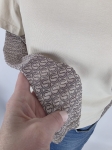 Markowa stylizacja damska z jeansami Lee, beżowym t-shirtem Simple oraz wzorzystą bluzką Soyaconcept w stylu premium