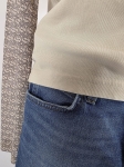 Markowa stylizacja damska z jeansami Lee, beżowym t-shirtem Simple oraz wzorzystą bluzką Soyaconcept w stylu premium