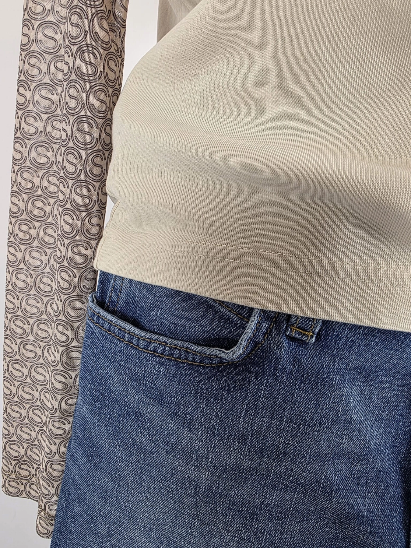Markowa stylizacja damska z jeansami Lee, beżowym t-shirtem Simple oraz wzorzystą bluzką Soyaconcept w stylu premium