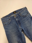 Markowa stylizacja damska z jeansami Lee, beżowym t-shirtem Simple oraz wzorzystą bluzką Soyaconcept w stylu premium
