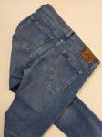 Markowa stylizacja damska z jeansami Lee, beżowym t-shirtem Simple oraz wzorzystą bluzką Soyaconcept w stylu premium