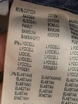 Markowa stylizacja damska z jeansami Lee, beżowym t-shirtem Simple oraz wzorzystą bluzką Soyaconcept w stylu premium
