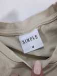 Markowa stylizacja damska z jeansami Lee, beżowym t-shirtem Simple oraz wzorzystą bluzką Soyaconcept w stylu premium
