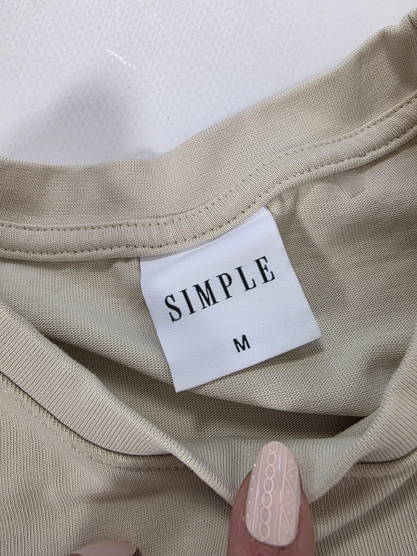 Markowa stylizacja damska z jeansami Lee, beżowym t-shirtem Simple oraz wzorzystą bluzką Soyaconcept w stylu premium