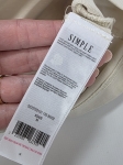 Markowa stylizacja damska z jeansami Lee, beżowym t-shirtem Simple oraz wzorzystą bluzką Soyaconcept w stylu premium