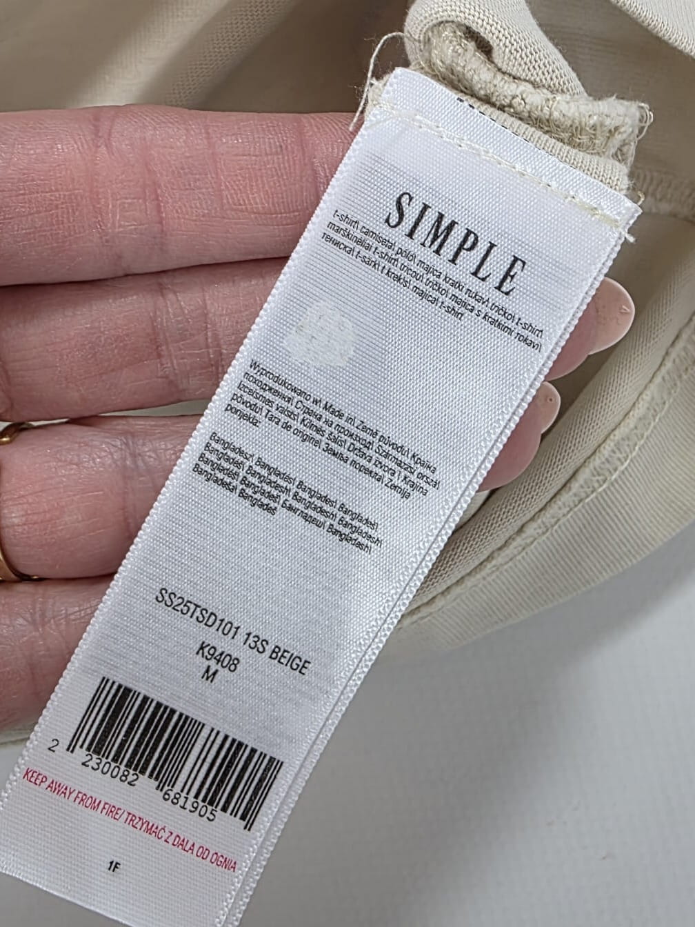 Markowa stylizacja damska z jeansami Lee, beżowym t-shirtem Simple oraz wzorzystą bluzką Soyaconcept w stylu premium