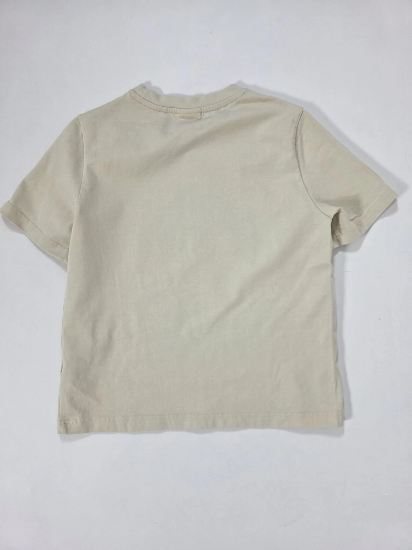 Markowa stylizacja damska z jeansami Lee, beżowym t-shirtem Simple oraz wzorzystą bluzką Soyaconcept w stylu premium