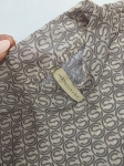 Markowa stylizacja damska z jeansami Lee, beżowym t-shirtem Simple oraz wzorzystą bluzką Soyaconcept w stylu premium