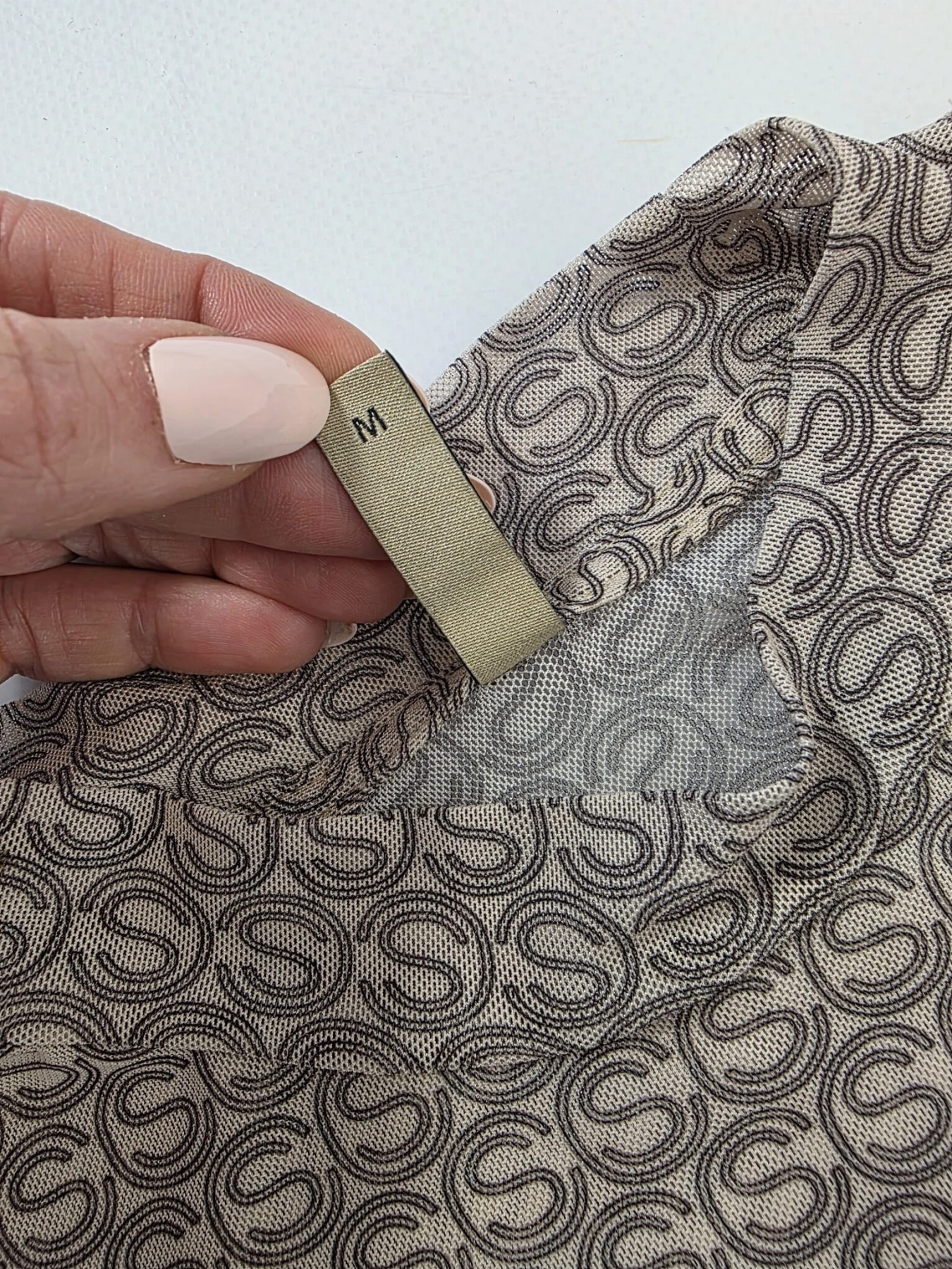 Markowa stylizacja damska z jeansami Lee, beżowym t-shirtem Simple oraz wzorzystą bluzką Soyaconcept w stylu premium