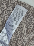 Markowa stylizacja damska z jeansami Lee, beżowym t-shirtem Simple oraz wzorzystą bluzką Soyaconcept w stylu premium