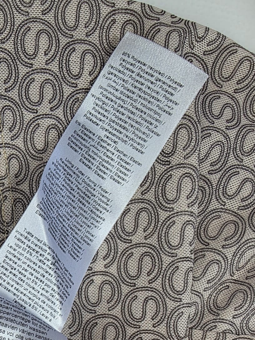 Markowa stylizacja damska z jeansami Lee, beżowym t-shirtem Simple oraz wzorzystą bluzką Soyaconcept w stylu premium
