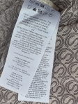 Markowa stylizacja damska z jeansami Lee, beżowym t-shirtem Simple oraz wzorzystą bluzką Soyaconcept w stylu premium