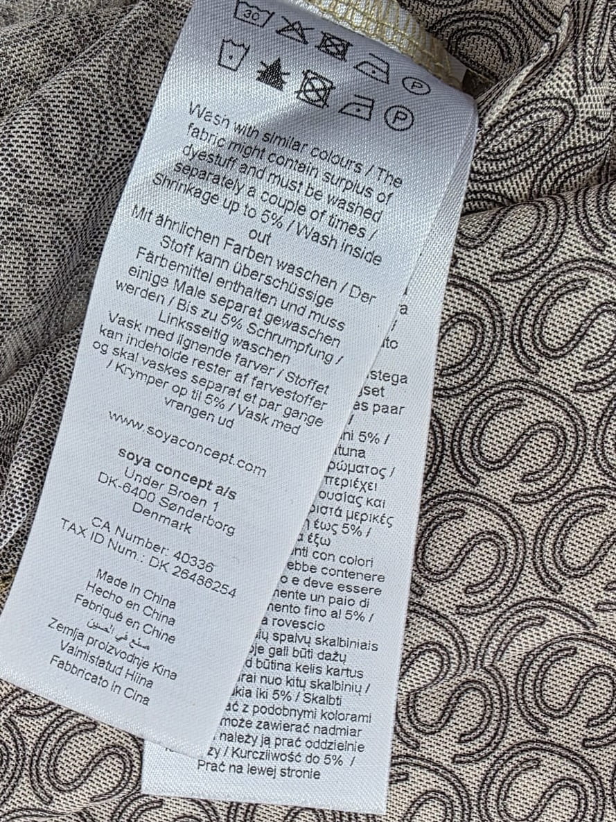 Markowa stylizacja damska z jeansami Lee, beżowym t-shirtem Simple oraz wzorzystą bluzką Soyaconcept w stylu premium