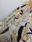 Elegancka stylizacja premium łącząca czarną koronkę Rosemunde oraz nowe wiskozowe spodnie Surkana w geometryczny wzór