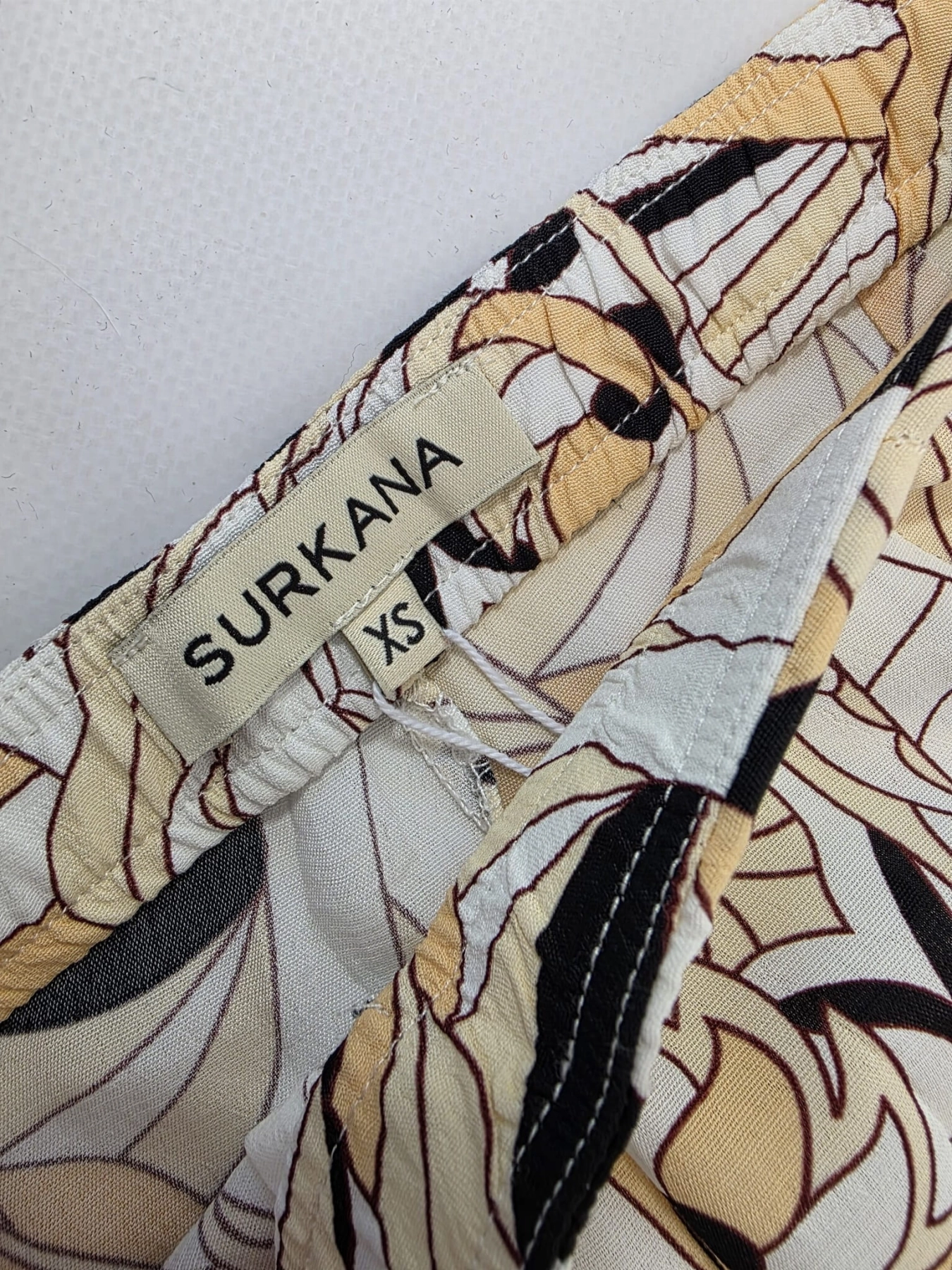 Elegancka stylizacja premium łącząca czarną koronkę Rosemunde oraz nowe wiskozowe spodnie Surkana w geometryczny wzór