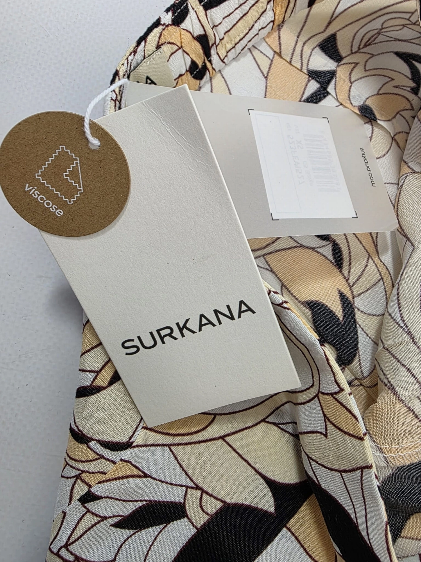 Elegancka stylizacja premium łącząca czarną koronkę Rosemunde oraz nowe wiskozowe spodnie Surkana w geometryczny wzór