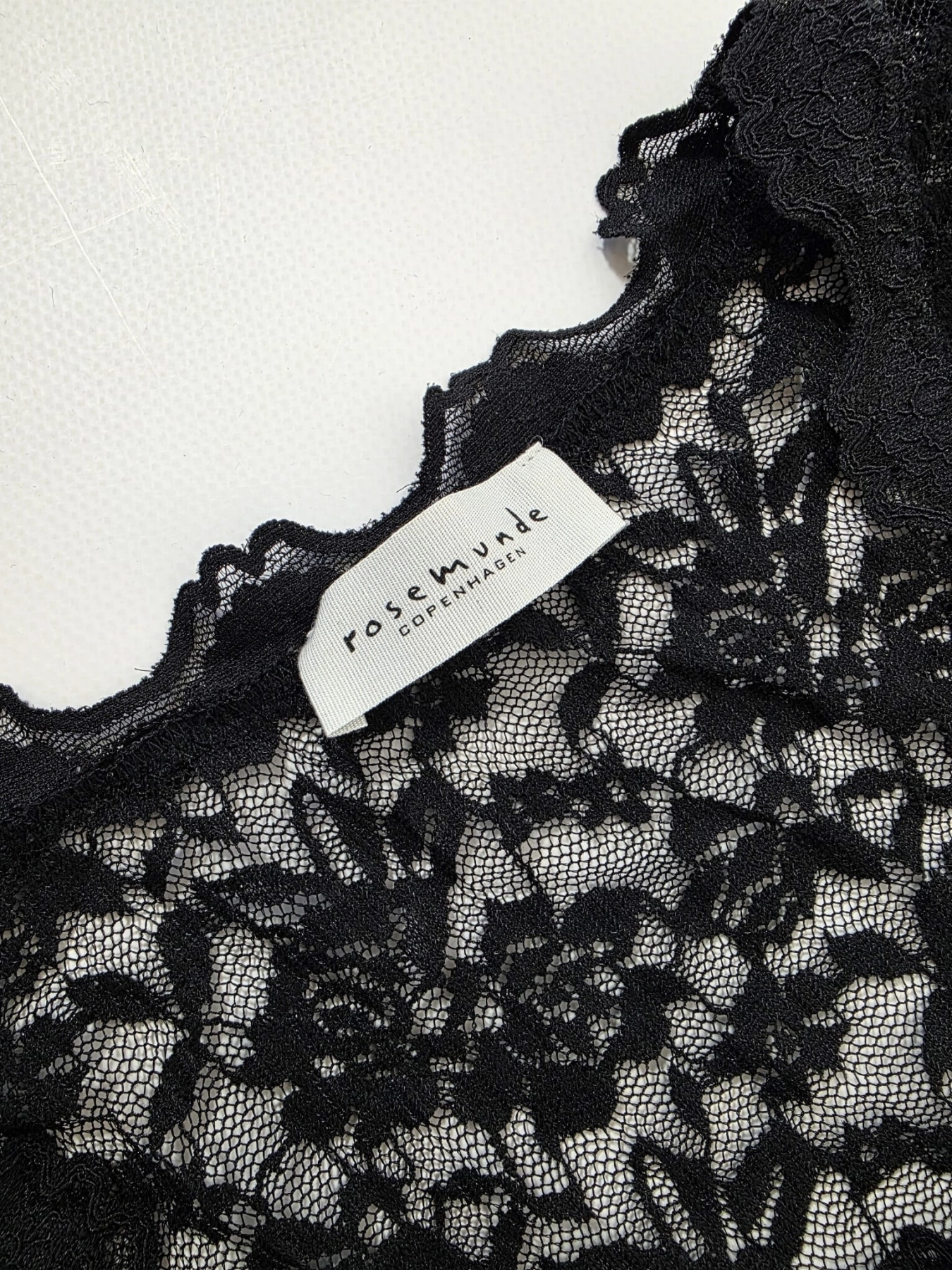 Elegancka stylizacja premium łącząca czarną koronkę Rosemunde oraz nowe wiskozowe spodnie Surkana w geometryczny wzór