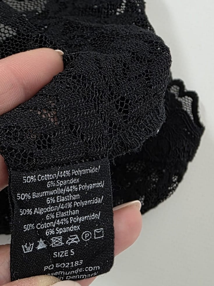 Elegancka stylizacja premium łącząca czarną koronkę Rosemunde oraz nowe wiskozowe spodnie Surkana w geometryczny wzór