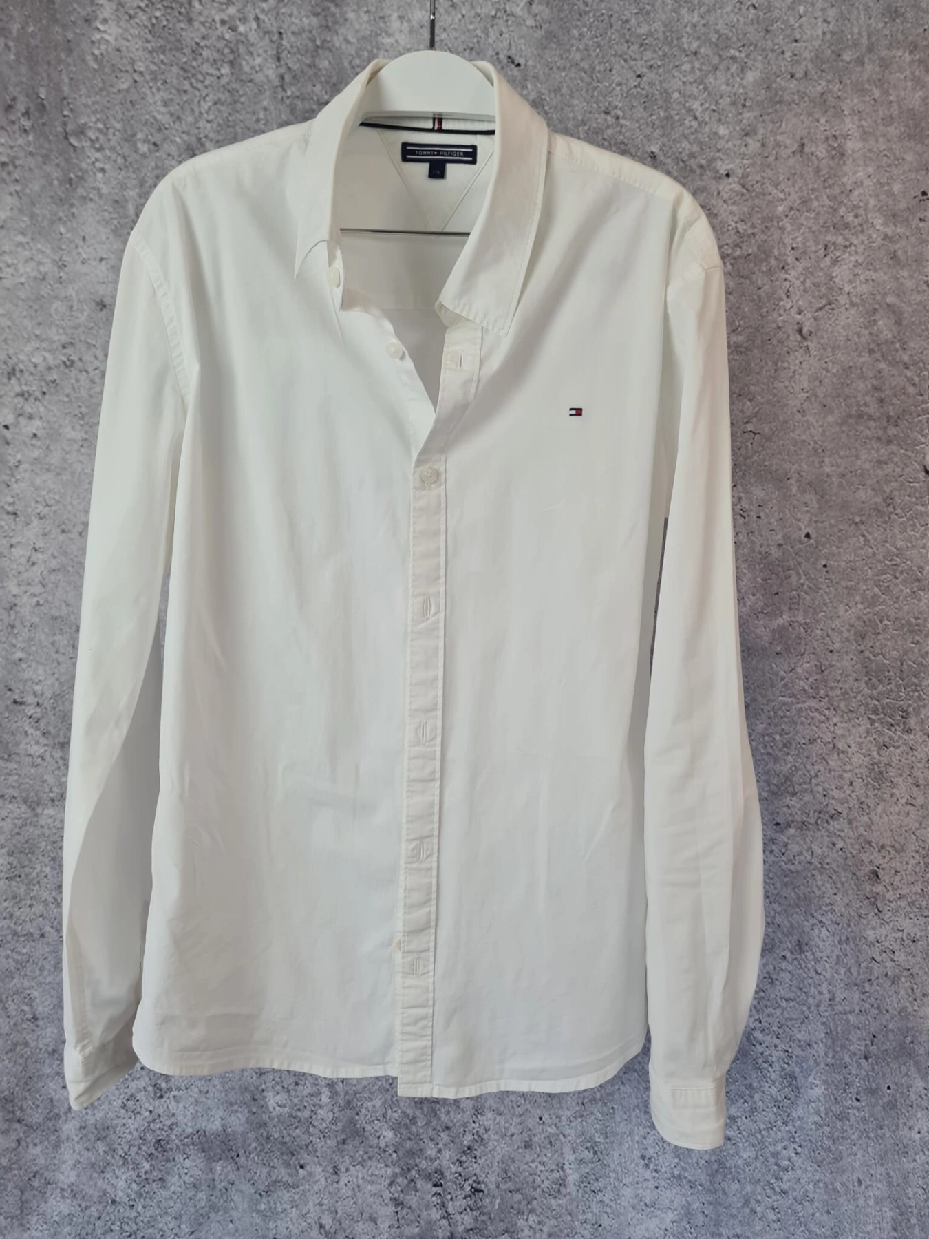 Stylizacja z Koszulą Tommy Hilfiger