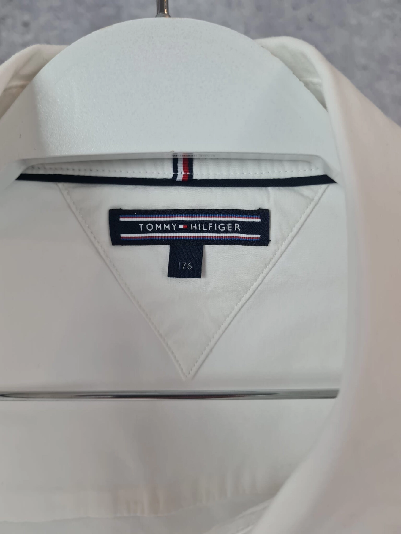 Stylizacja z Koszulą Tommy Hilfiger