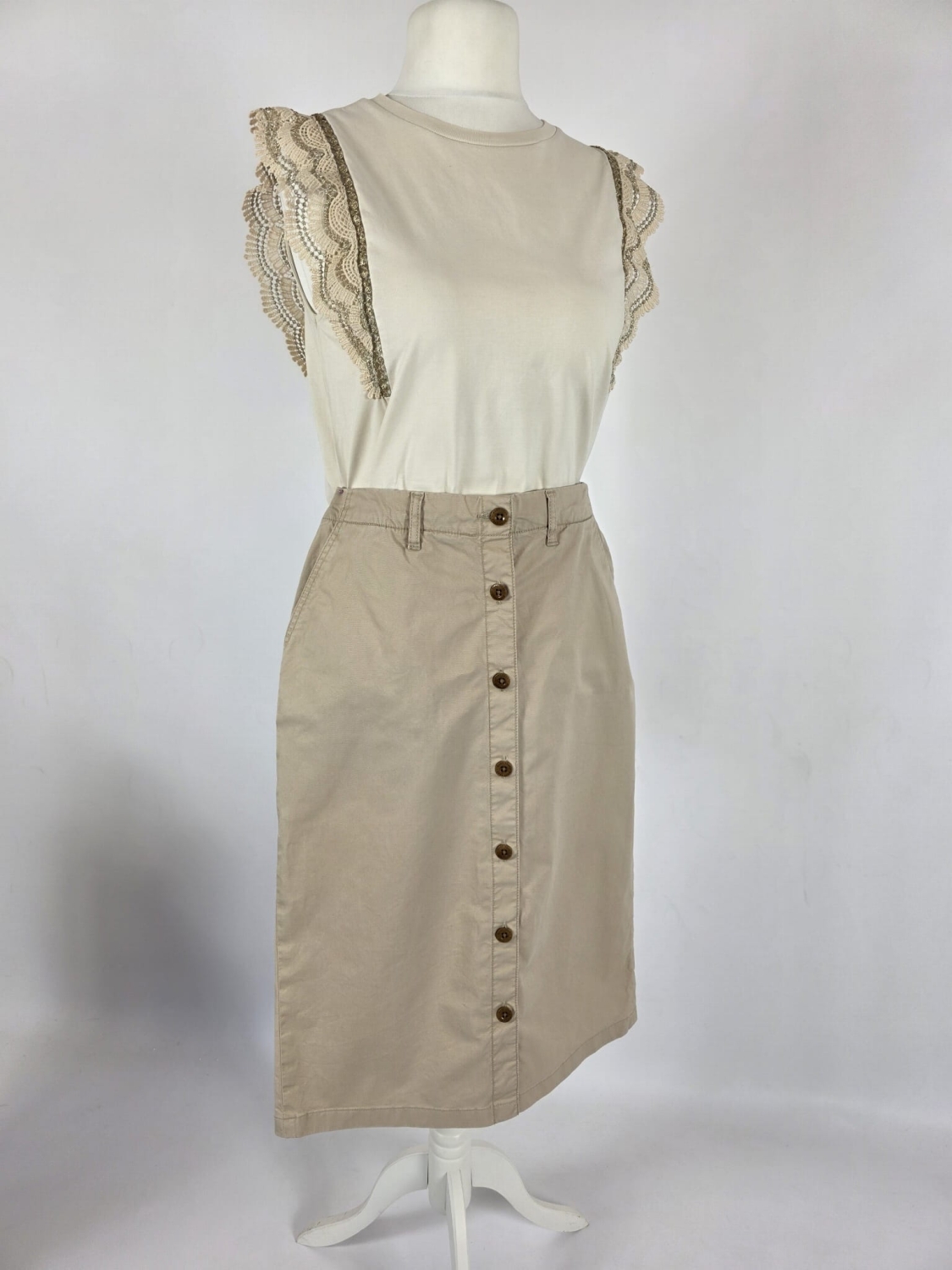 Damska stylizacja premium składająca się z bawełnianej bluzki z falbankami Revelation oraz beżowej spódnicy midi marki GANT zapinanej na guziki