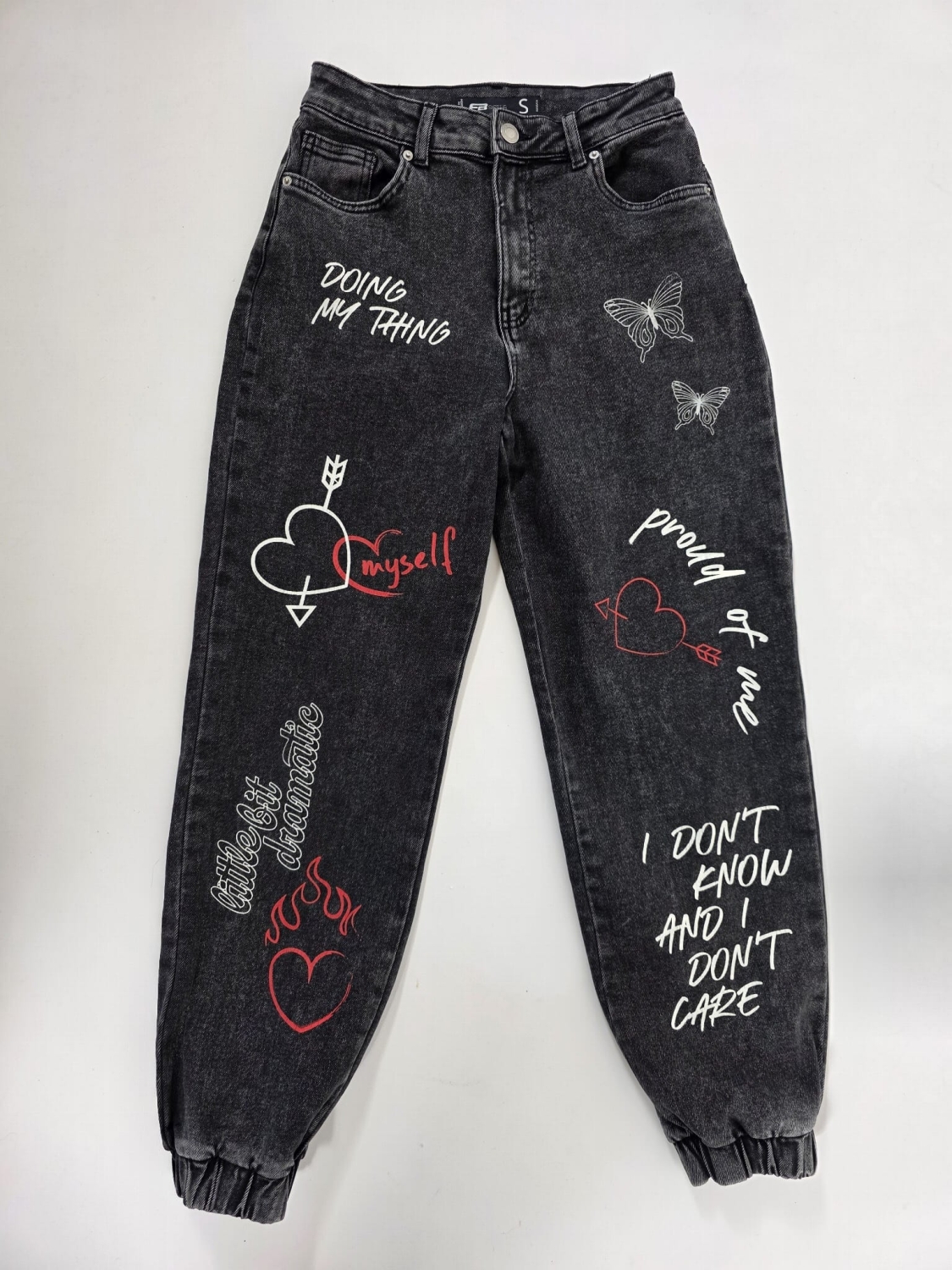 Czarne jeansy damskie FB Sister z wysokim stanem i modnymi nadrukami, idealne do streetwearowych stylizacji premium.
