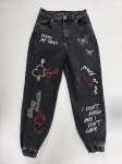 Czarne jeansy damskie FB Sister z wysokim stanem i modnymi nadrukami, idealne do streetwearowych stylizacji premium.