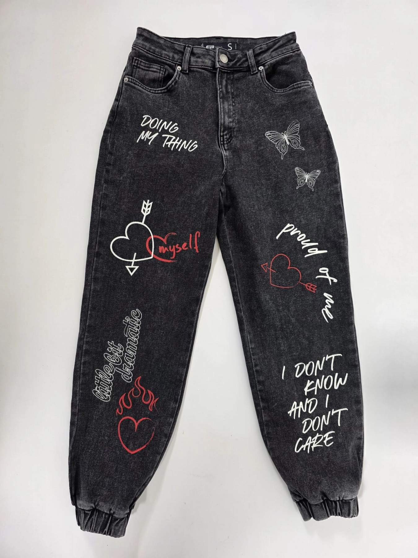 Czarne jeansy damskie FB Sister z wysokim stanem i modnymi nadrukami, idealne do streetwearowych stylizacji premium.