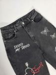 Czarne jeansy damskie FB Sister z wysokim stanem i modnymi nadrukami, idealne do streetwearowych stylizacji premium.