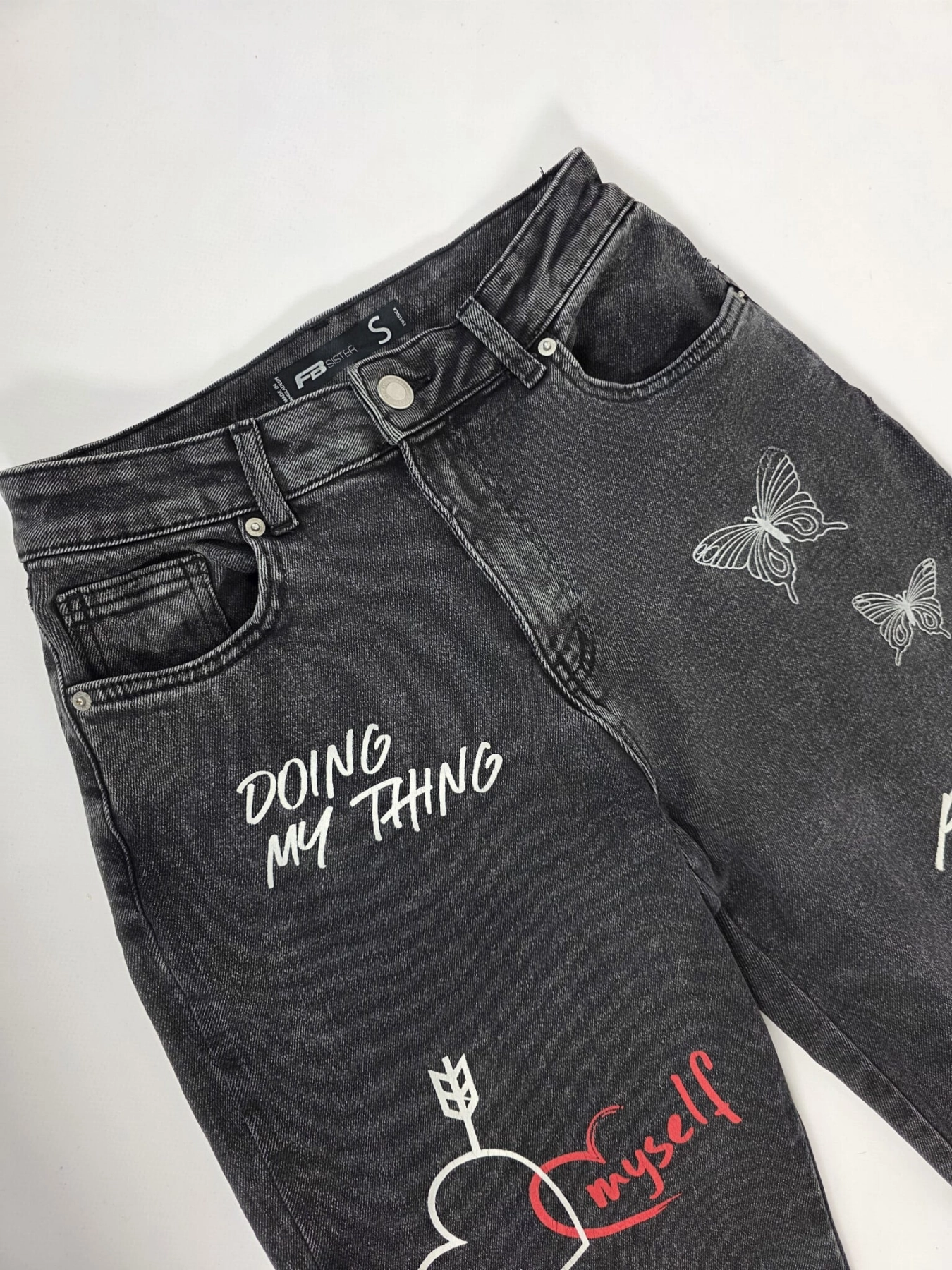 Czarne jeansy damskie FB Sister z wysokim stanem i modnymi nadrukami, idealne do streetwearowych stylizacji premium.