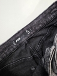 Czarne jeansy damskie FB Sister z wysokim stanem i modnymi nadrukami, idealne do streetwearowych stylizacji premium.