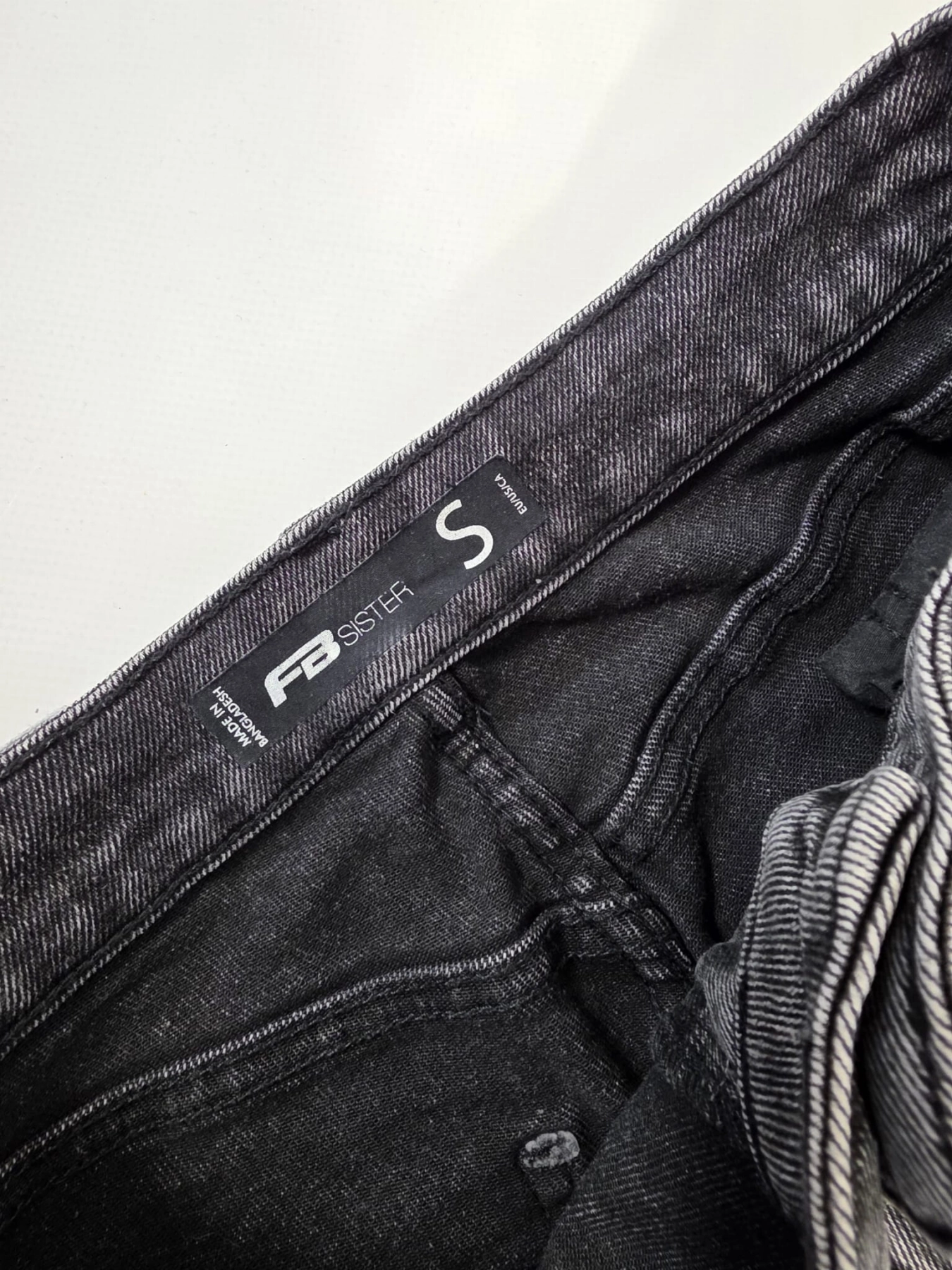 Czarne jeansy damskie FB Sister z wysokim stanem i modnymi nadrukami, idealne do streetwearowych stylizacji premium.