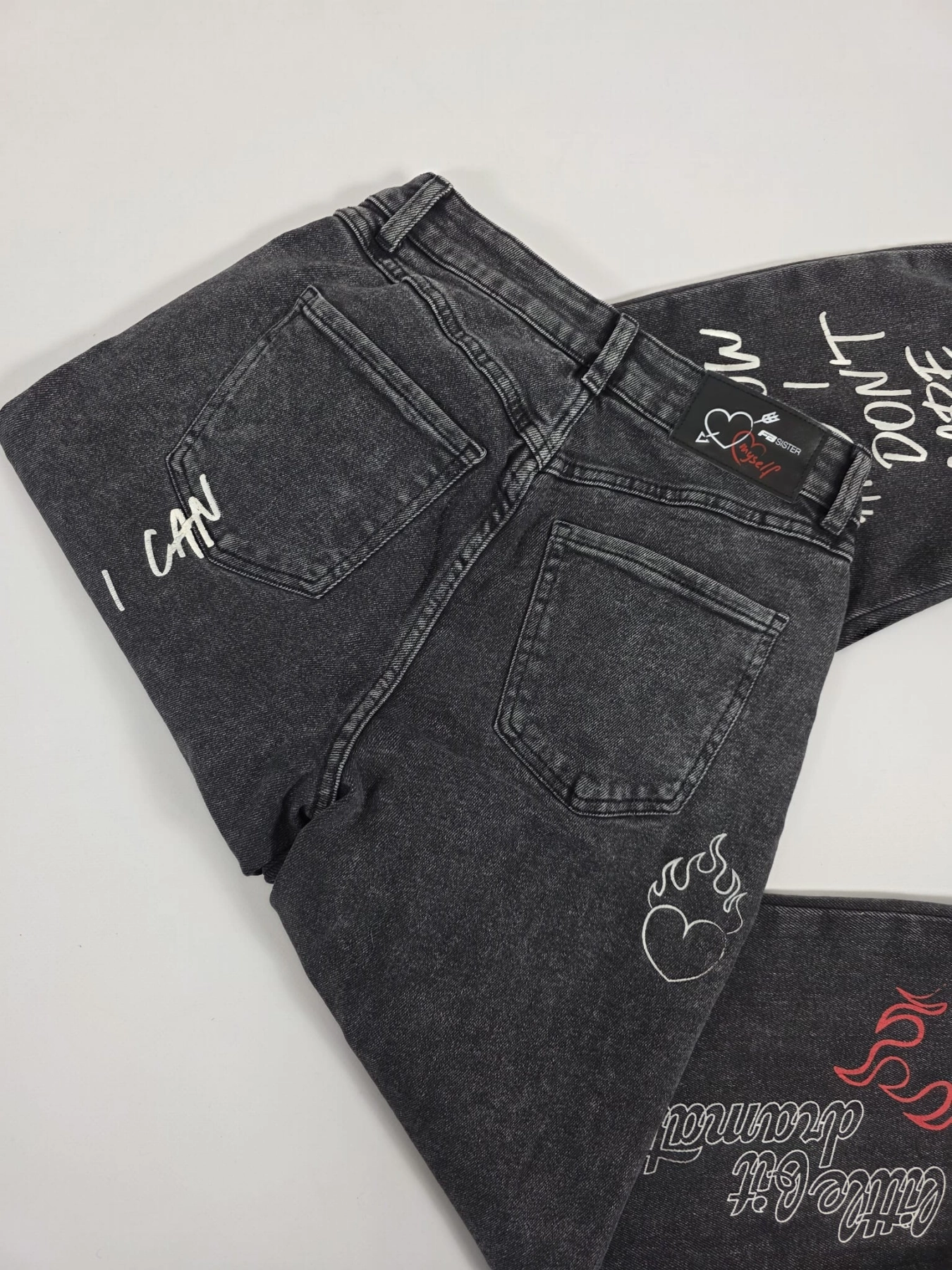 Czarne jeansy damskie FB Sister z wysokim stanem i modnymi nadrukami, idealne do streetwearowych stylizacji premium.