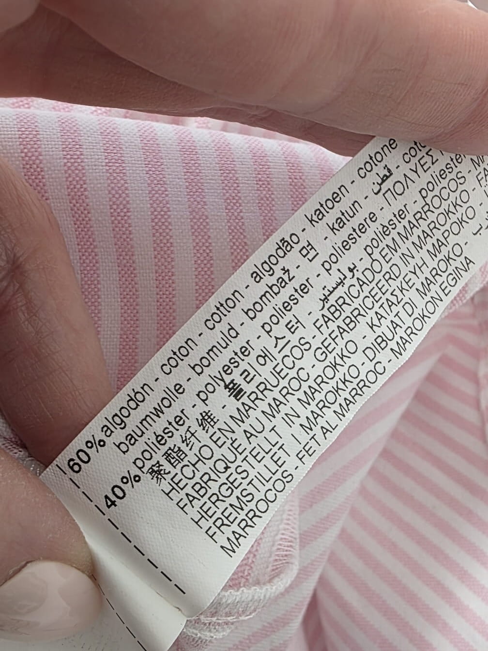 Damska stylizacja premium składająca się z różowej koszuli w paski Zara oraz bordowych spodni HM z wysokim stanem