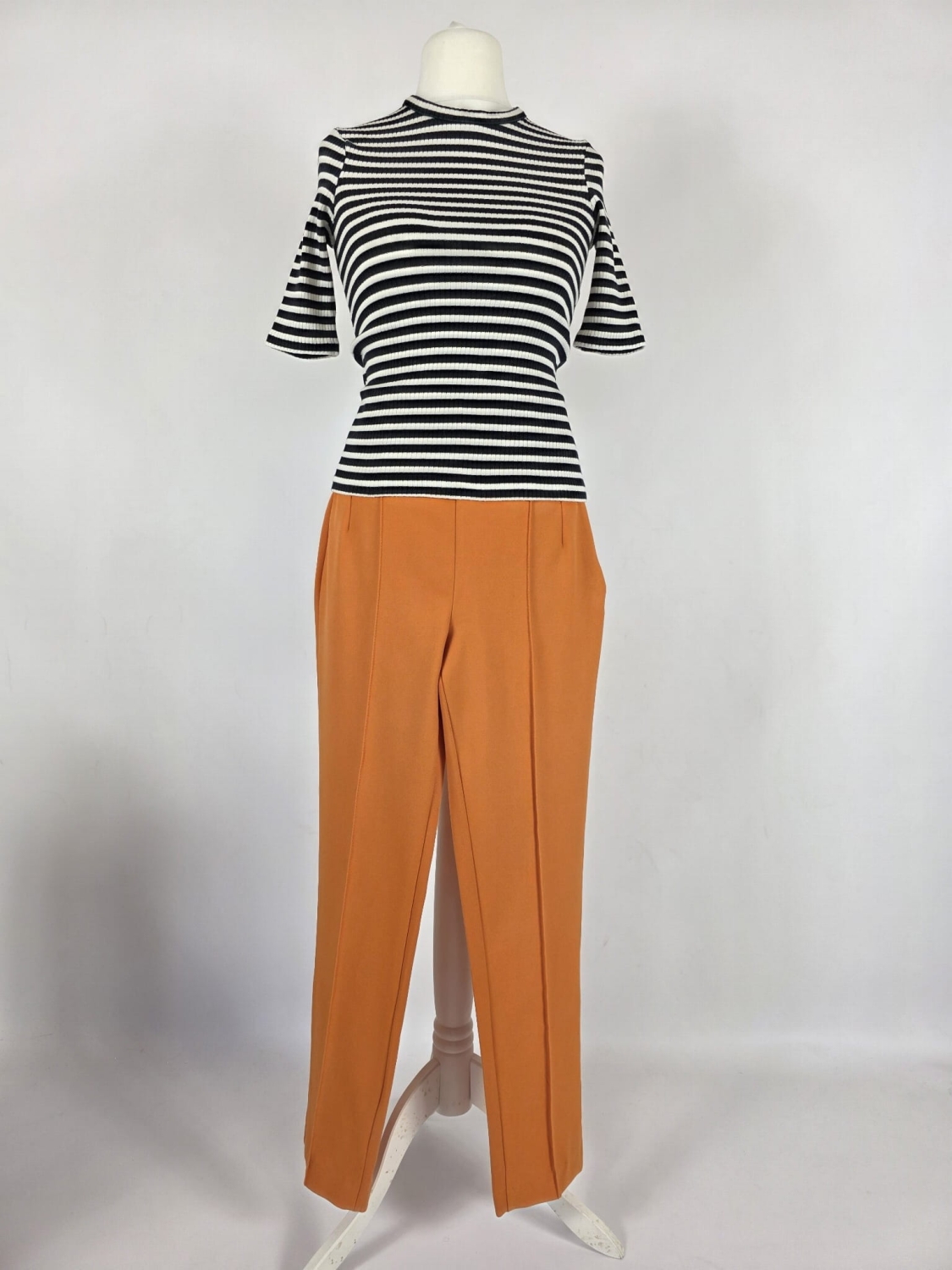 Stylowy zestaw damski składający się z prążkowanej bluzki Massimo Dutti oraz eleganckich pomarańczowych spodni Reserved z wysokim stanem