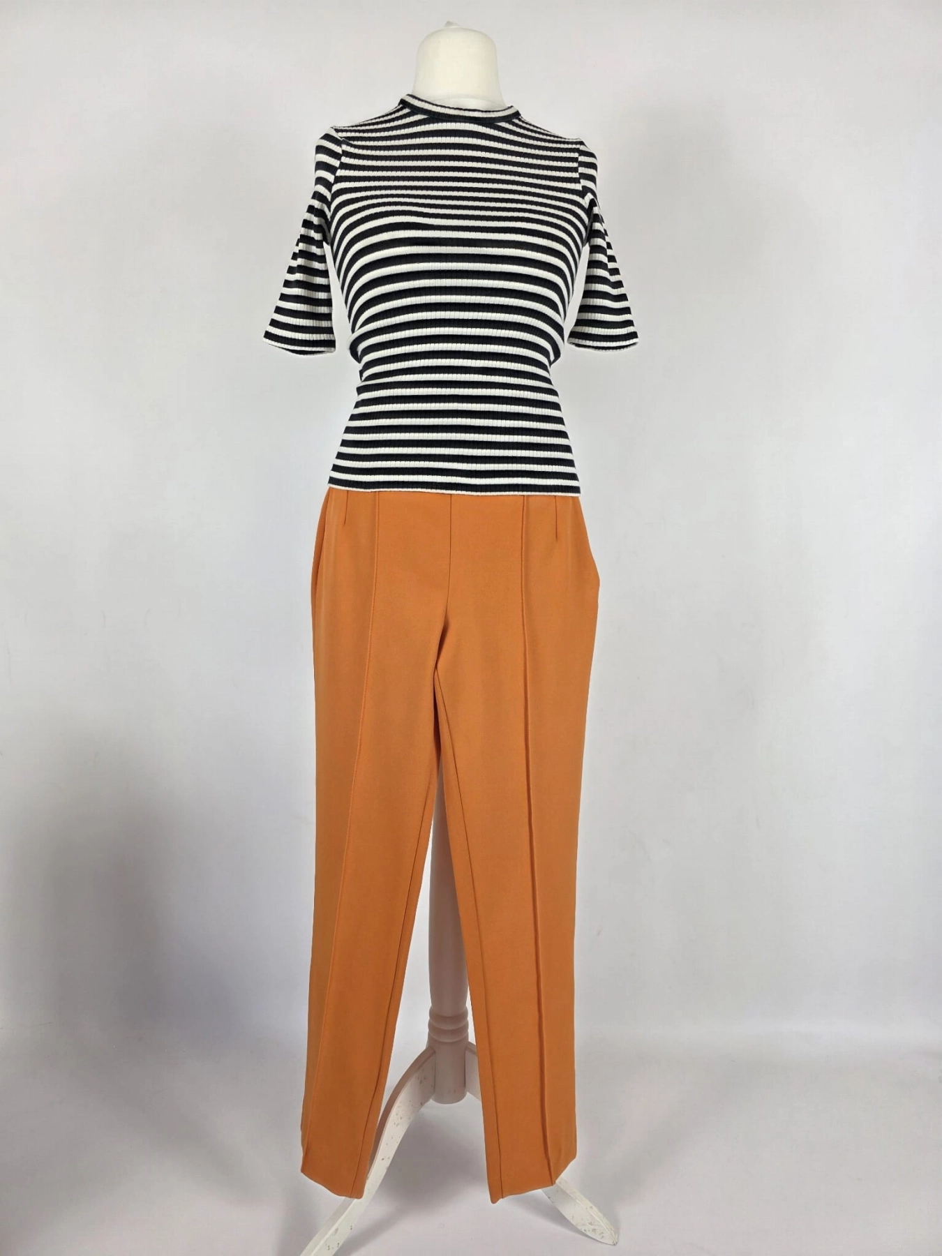 Stylowy zestaw damski składający się z prążkowanej bluzki Massimo Dutti oraz eleganckich pomarańczowych spodni Reserved z wysokim stanem