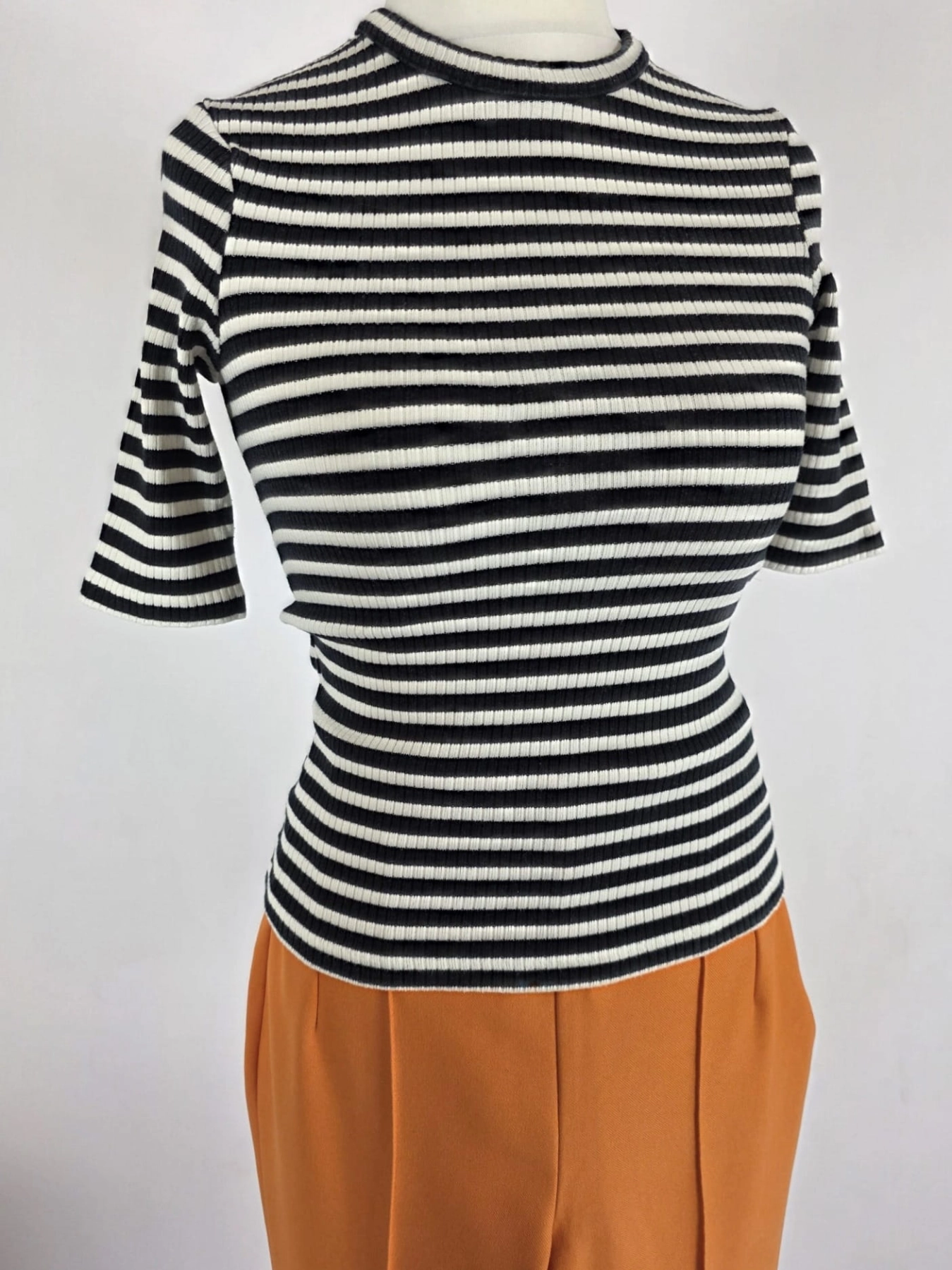 Stylowy zestaw damski składający się z prążkowanej bluzki Massimo Dutti oraz eleganckich pomarańczowych spodni Reserved z wysokim stanem