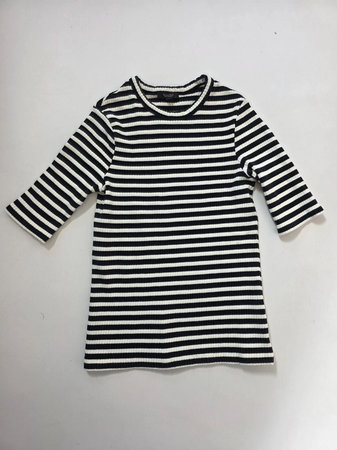 Stylowy zestaw damski składający się z prążkowanej bluzki Massimo Dutti oraz eleganckich pomarańczowych spodni Reserved z wysokim stanem