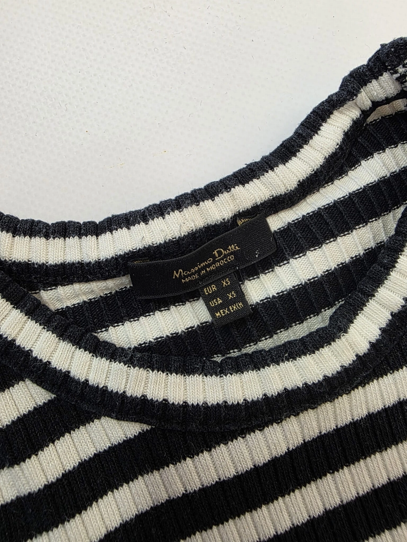 Stylowy zestaw damski składający się z prążkowanej bluzki Massimo Dutti oraz eleganckich pomarańczowych spodni Reserved z wysokim stanem