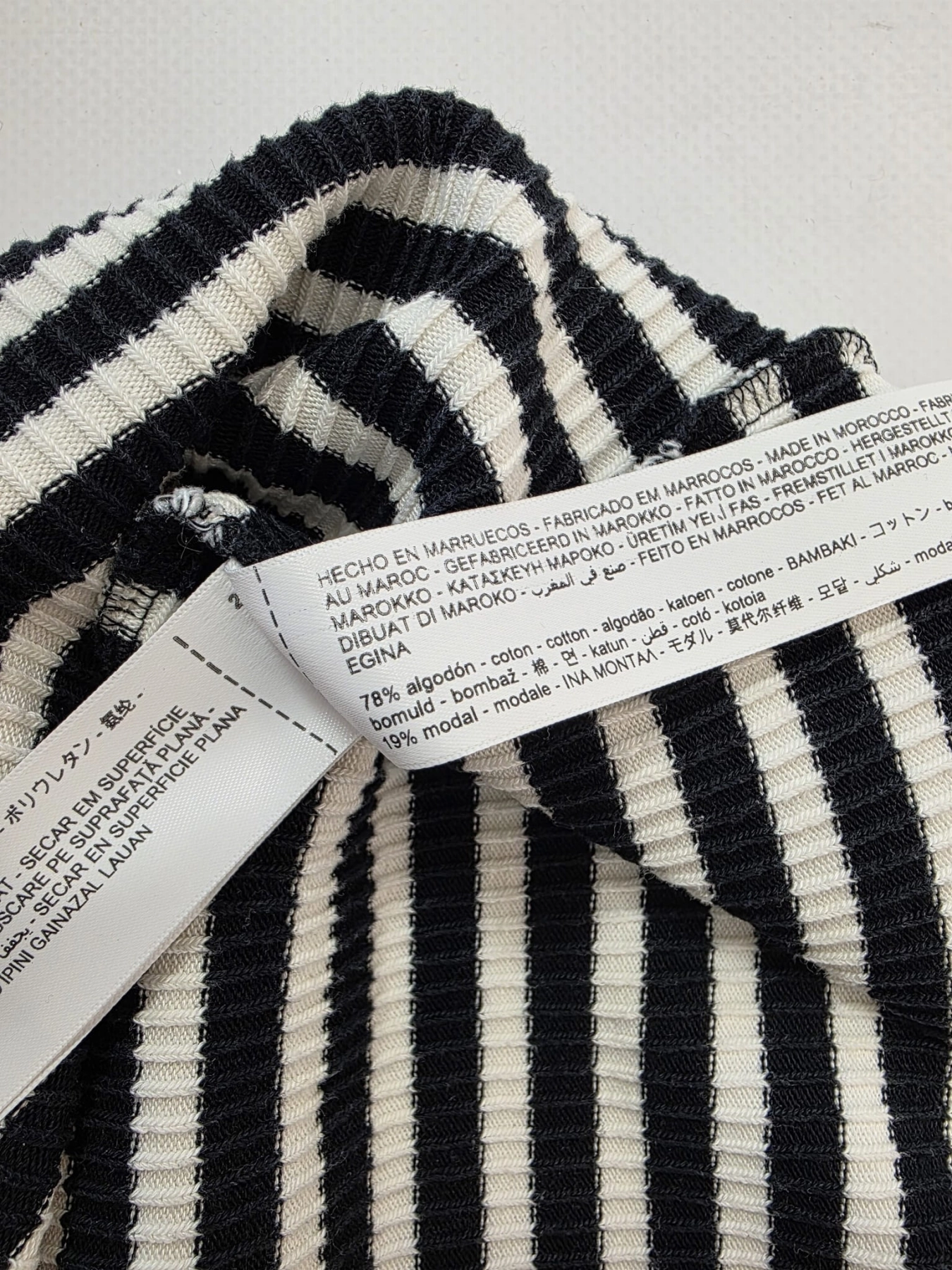 Stylowy zestaw damski składający się z prążkowanej bluzki Massimo Dutti oraz eleganckich pomarańczowych spodni Reserved z wysokim stanem