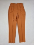 Stylowy zestaw damski składający się z prążkowanej bluzki Massimo Dutti oraz eleganckich pomarańczowych spodni Reserved z wysokim stanem