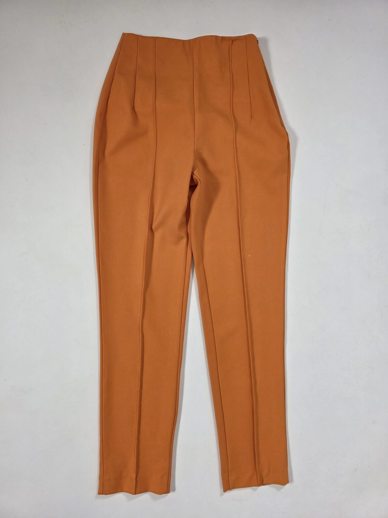 Stylowy zestaw damski składający się z prążkowanej bluzki Massimo Dutti oraz eleganckich pomarańczowych spodni Reserved z wysokim stanem