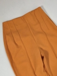 Stylowy zestaw damski składający się z prążkowanej bluzki Massimo Dutti oraz eleganckich pomarańczowych spodni Reserved z wysokim stanem