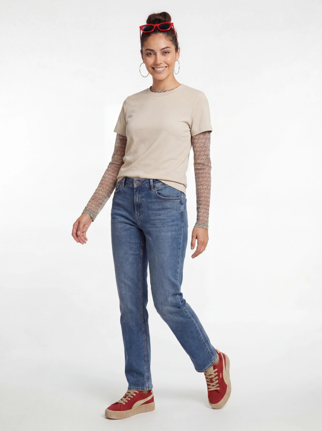 Markowa stylizacja damska z jeansami Lee, beżowym t-shirtem Simple oraz wzorzystą bluzką Soyaconcept w stylu premium
