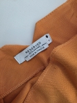 Stylowy zestaw damski składający się z prążkowanej bluzki Massimo Dutti oraz eleganckich pomarańczowych spodni Reserved z wysokim stanem
