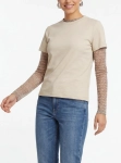 Markowa stylizacja damska z jeansami Lee, beżowym t-shirtem Simple oraz wzorzystą bluzką Soyaconcept w stylu premium