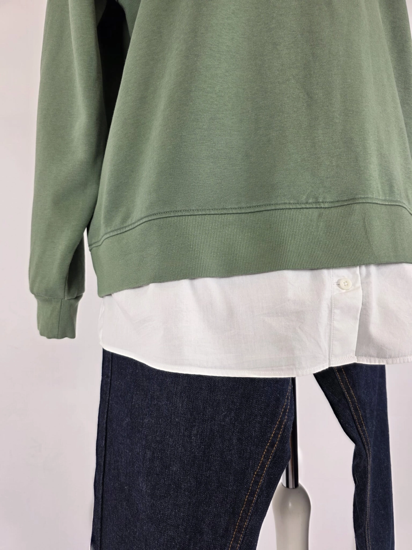 Zielona bluza damska Next z kołnierzykiem i imitacją białej koszuli w komplecie z jeansami – idealna stylizacja smart casual