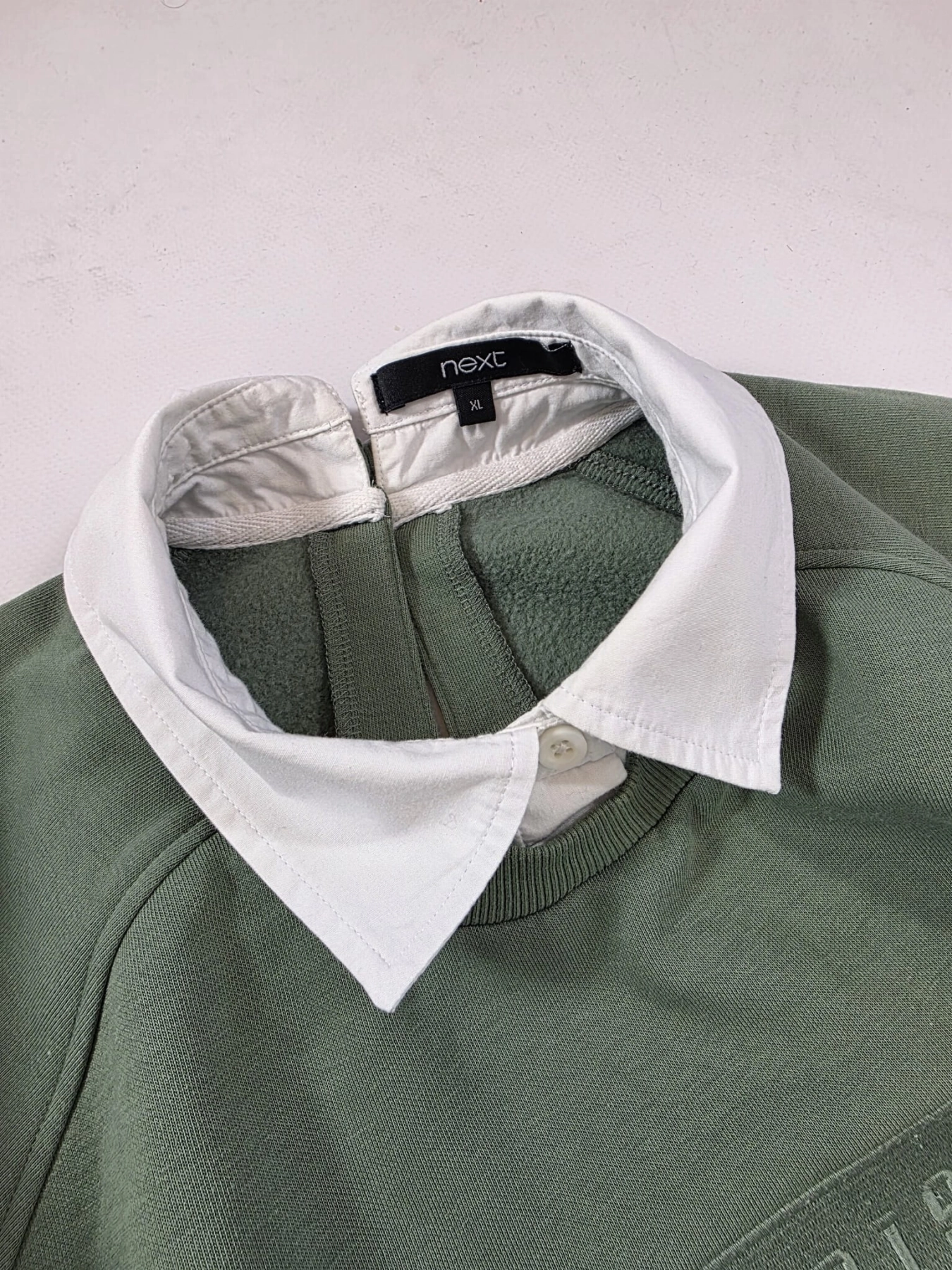 Zielona bluza damska Next z kołnierzykiem i imitacją białej koszuli w komplecie z jeansami – idealna stylizacja smart casual