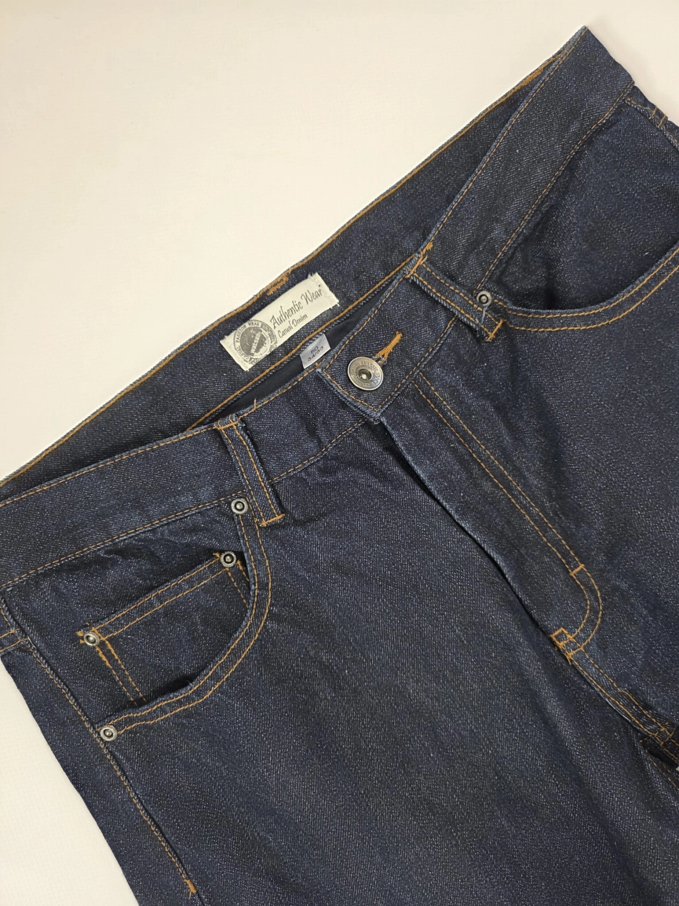 Zielona bluza damska Next z kołnierzykiem i imitacją białej koszuli w komplecie z jeansami – idealna stylizacja smart casual